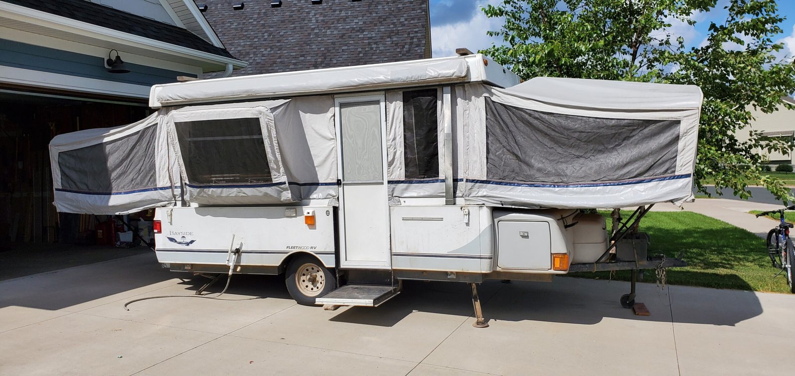 2004 Fleetwood M280 CT Pop Up Images: Design, Layout, and Style