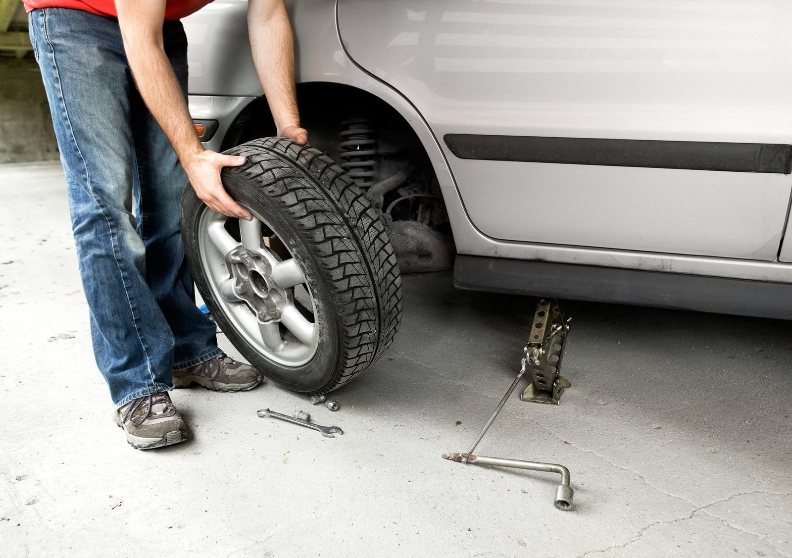 How Long Does It Take to Change a Tire? Complete Time Guide