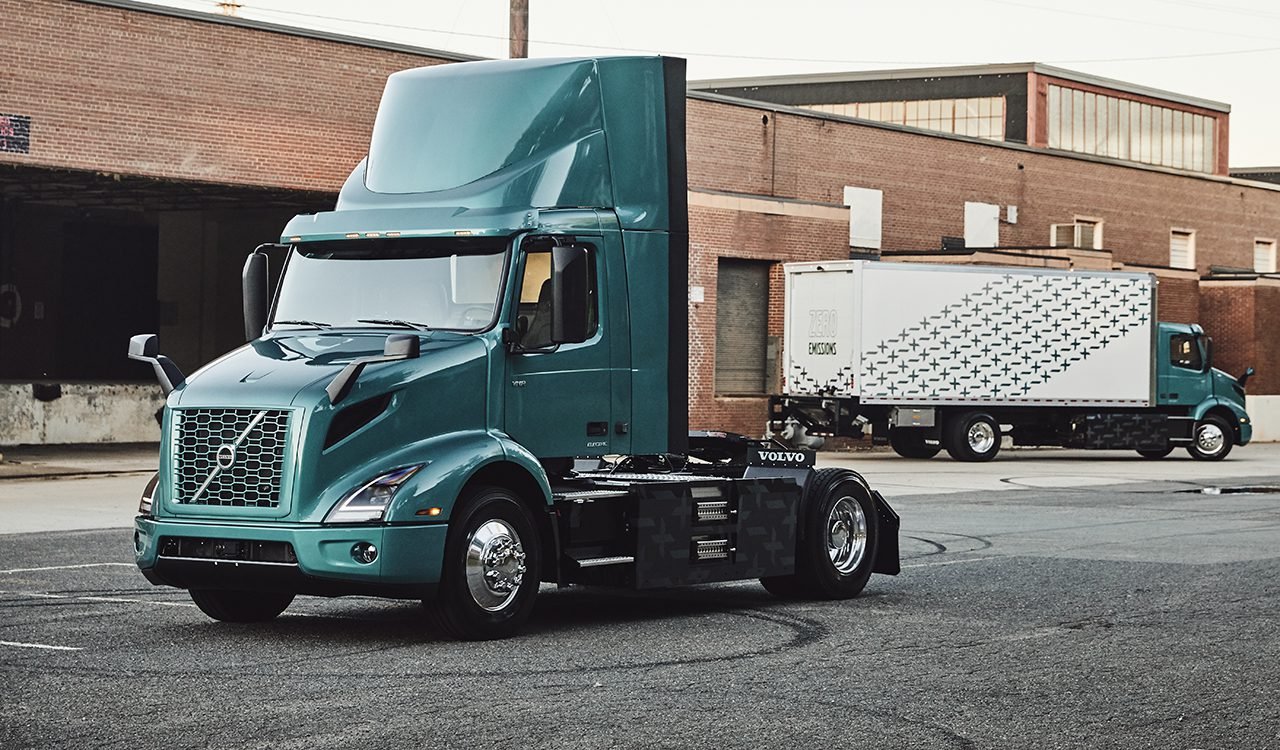 Bobtail Tractor vs. Semi-Truck: Understanding the Key Differences